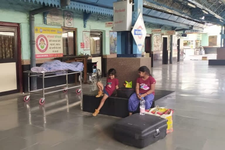 MP : ट्रेन में सफर के दौरान मां की अचानक मौत और शव के पास खेलती रहीं अबोध बच्चियां